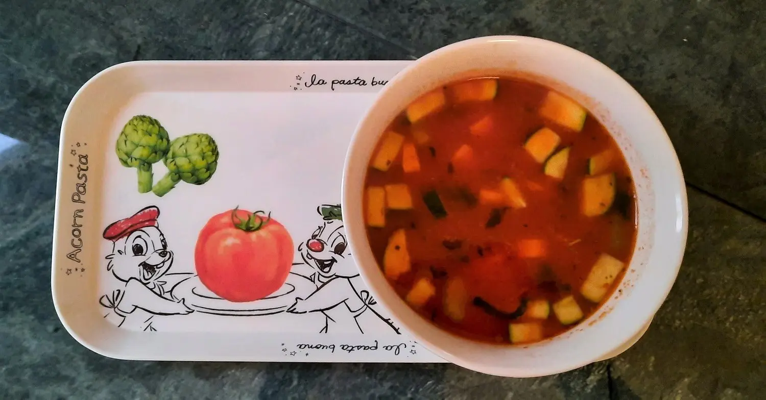Minestrone im Schälchen Eine Schüssel mit Minestrone-Suppe steht auf einem Tablett mit Chip und Chap-Dekor