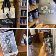 Mehrere Merchandise-Artikel mit Peter Pan-Motiven