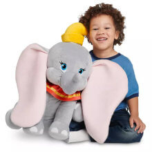 Dumbo als Kuscheltier mit Kind
