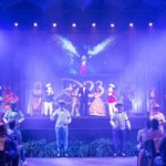 Kleine Show im Rahmen der Destination D23. Auf der Bühne ist Josh d'Amaro mit Mickey Mouse, Minnie Mouse und anderen Disney Figuren sowie Tänzern
