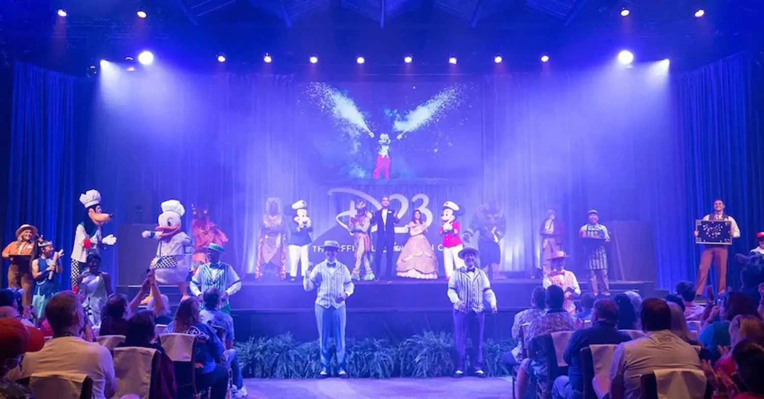 Show auf der Bühne bei der Destination D23 Kleine Show im Rahmen der Destination D23. Auf der Bühne ist Josh d'Amaro mit Mickey Mouse, Minnie Mouse und anderen Disney Figuren sowie Tänzern