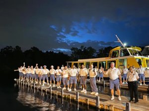Skipper am Steg aufgereiht, dahinter die neue Fähre Tradewinds
