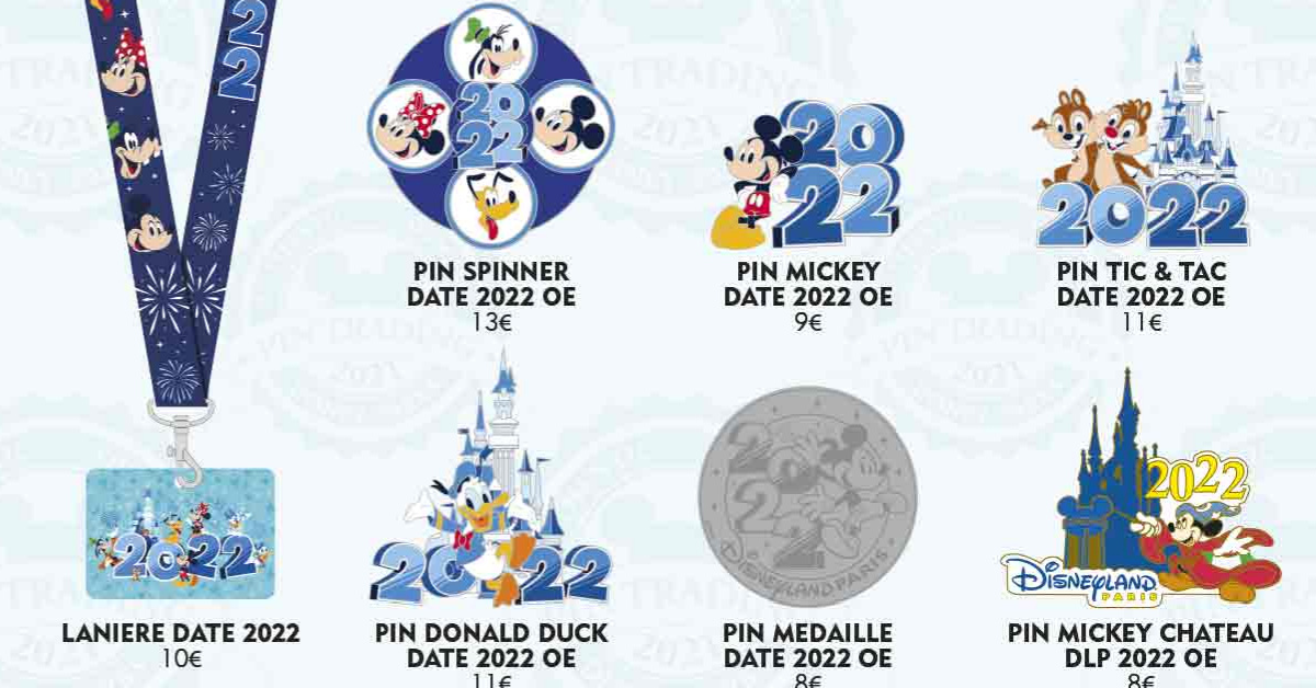 Mehrere Pins in Blautönen und ein Lanyard mit der Jahreszahl 2022