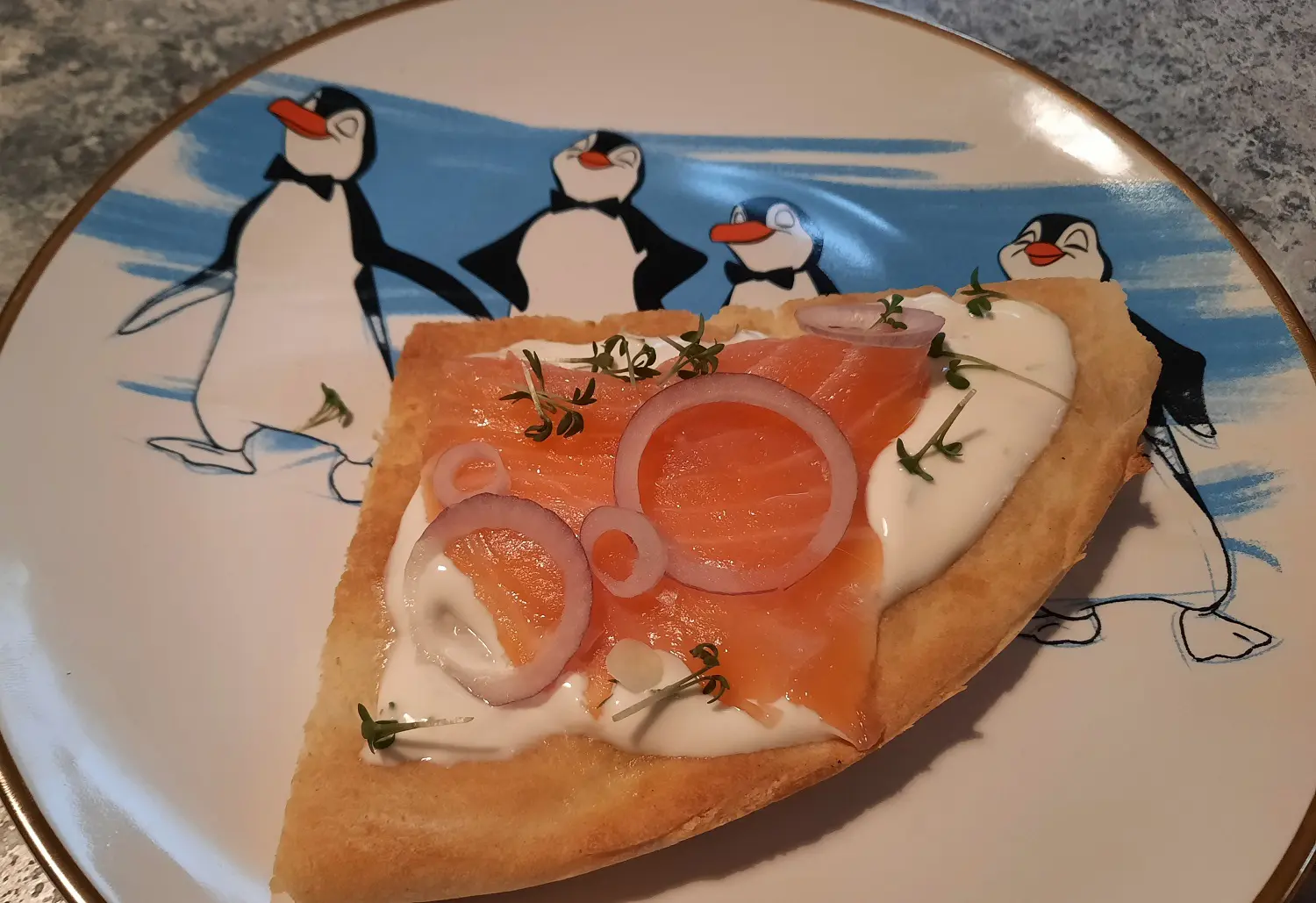 Lachs Pizza mit Zwiebeln und Kresse Smoked Salmon Pizzetta mit roten Zwiebeln und Kresse