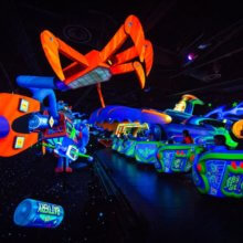 Die Space Rangers zielen mit ihren Laserpistolen auf die Tags.