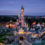Abendstimmung mit warmen Lichtern: Das frisch renovierte Dornröschenschloss in Disneyland Paris erstrahlt in neuem Glanz.