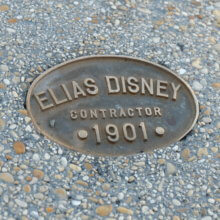 Metalltafel im Boden der Main Street U.S.A. mit der Aufschrift "Elias Disney, Contractor 1901"