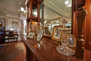 Verschiedene Fotos von Lilly und Walt Disney Fotos auf dem Kaminsims von Lilly’s Boutique