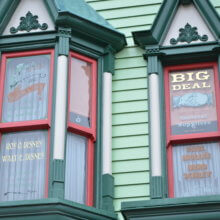 Mainstreet Fenster mit der Aufschrift "Two Brothers Inc. – Dreamers & Doers" – Roy O. Disney, Walt E. Disney, Founders and Partners