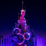 Disneyland Paris Schloss mit Projektion zum 30. Geburtstag vor nächtlichem Himmel