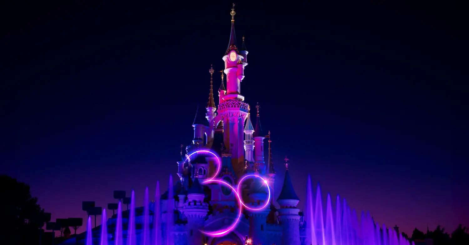 Disneyland Paris Schloss mit Projektion zum 30. Geburtstag vor nächtlichem Himmel