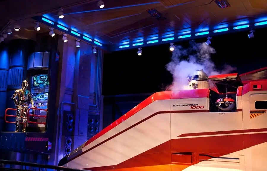 Starspeeder 1000 mit Pilot R2D2 Blick aus der Warteschlange auf den Starspeeder 1000 und R2D2, linkst steht C-3PO