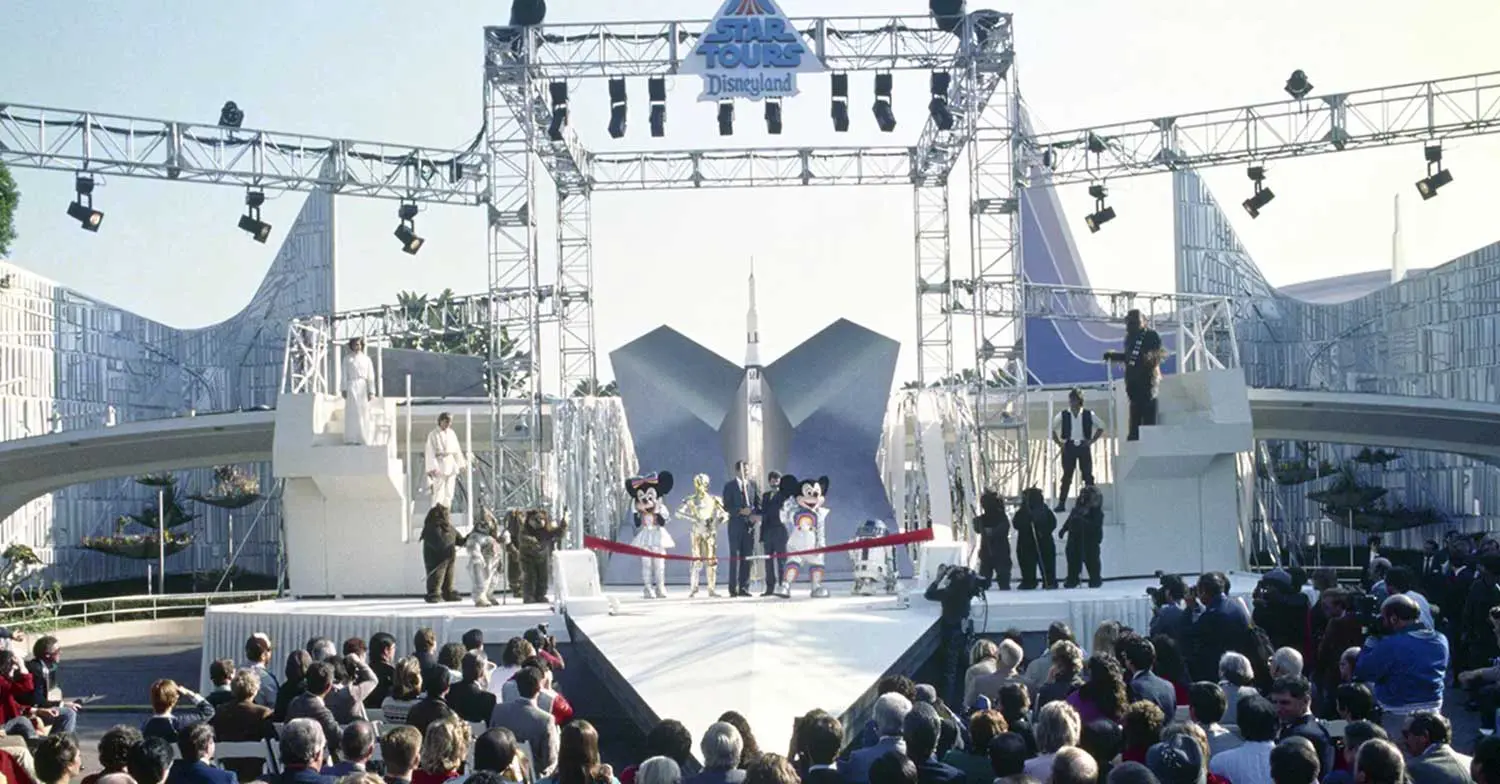 Star Tours Eröffnung 1987 Star Tours Eröffnung im Disneyland Anaheim im Jahr 1987 - George Lukas, Michael Eisner mit C3PO, R2D2, Mickey und Minnie am roten Band