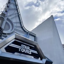 Star Tours Schriftzug im Disneyland Anaheim über dem Eingang