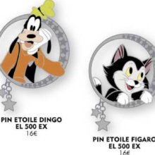 Zwei Pins mit Goofy und Figaro und silberfarbenen Anhängern in Sternenform