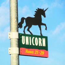 Schild des Parkplatzbereiches "Unicorn" im Animal Kingdom