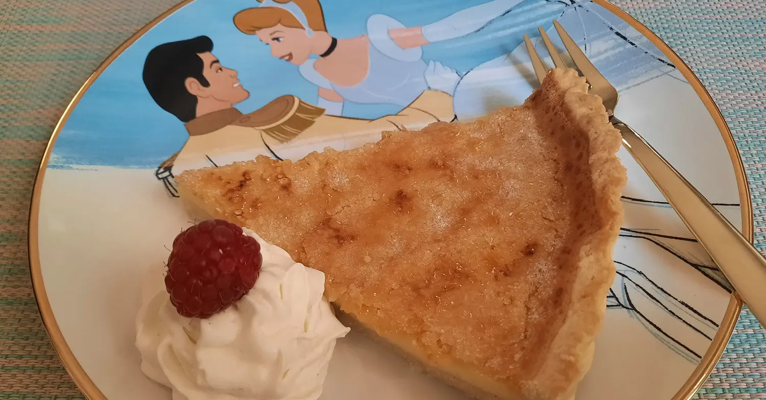 Ein Stück Bailey's Creme Brulee Tarte auf einem Teller mit Cinderella-Motiv