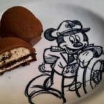 Ein kleines Desserts mit Oreos und Schokoladenmousse auf einem Teller mit Mickey Mouse Motiv