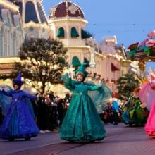 Die drei guten Feen in Blau, Grün und Rot bei der Disney Stars On Parade