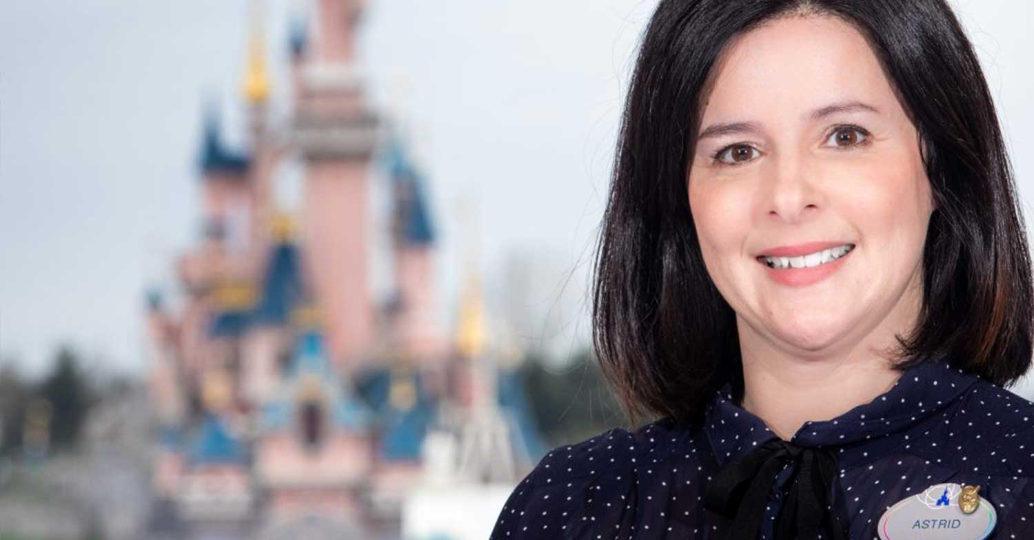 Show Producer Astrid Gomez vor dem Schloss in Disneyland Paris