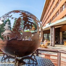 Sequoia Lodge Außenansicht mit Metallglobe zeigt verschiedene Tiere