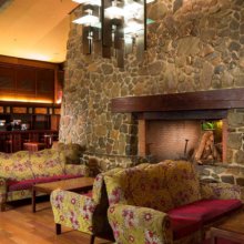 Großer Kamin der Redwood Bar Lounge in Disneys Sequoia Lodge