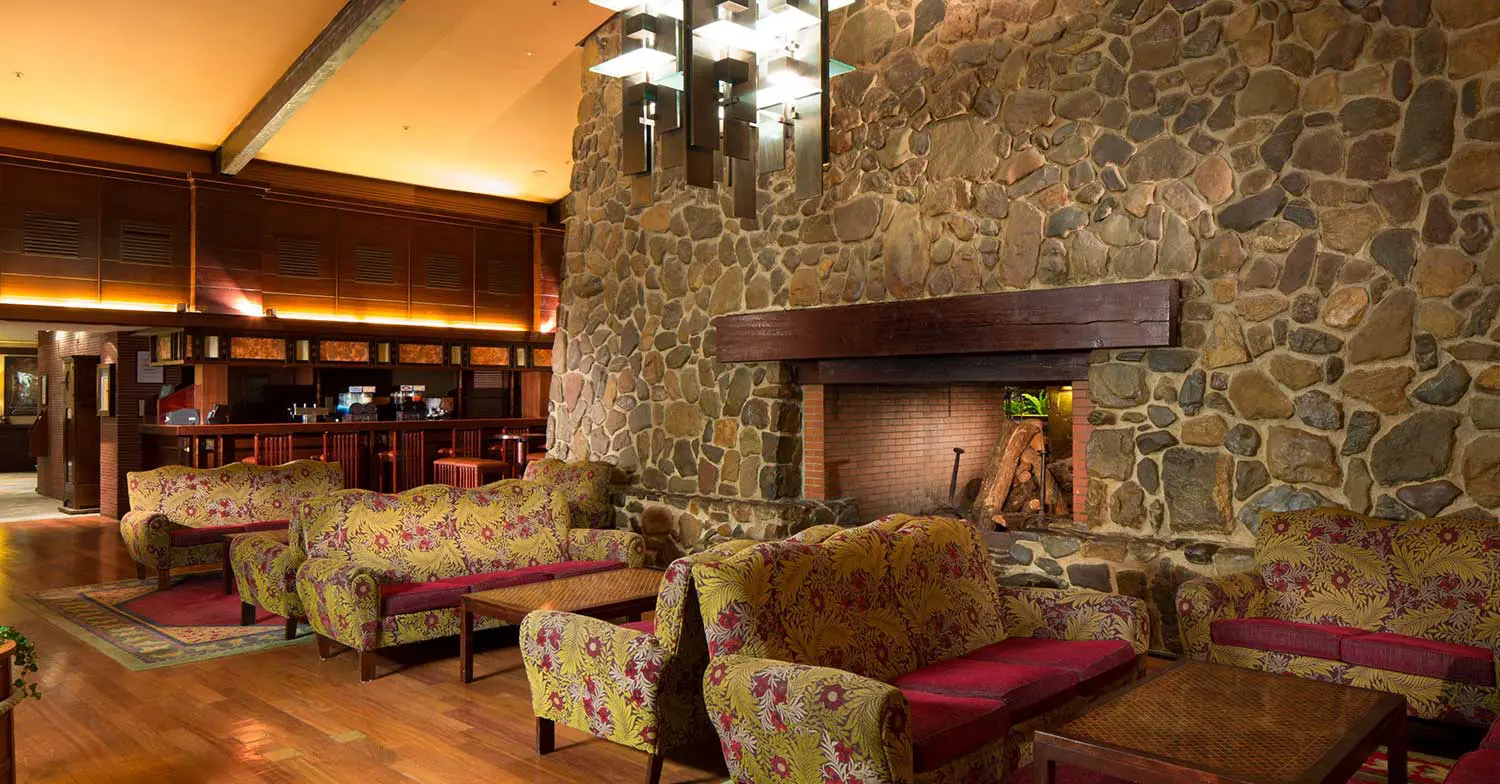 Großer Kamin der Redwood Bar Lounge in Disneys Sequoia Lodge