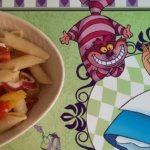 Eine Schüssel mit Nudelsalat auf einer Platzmatte mit Alice im Wunderland-Motiv