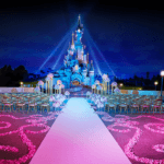 Romantischer Blick vom Central Plaza auf das Dornröschenschloss im Rahmen von Disneys Fairy Tale Weddings