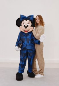 Stella McCartney und Fashionista Minnie Mouse posieren Arm in Arm für die Kamera
