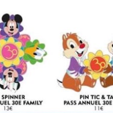 Ein Pin-Lanyard und drei farbenfrohe Pins passend zum 30. Geburtstag von Disneyland Paris