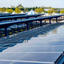 Disneyland Paris PV-Dach Parkplatz Blick auf PV-Module in 6er-Reihen