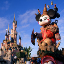 Disneyland Paris Parade Once upon a dream - Festwagen vor dem Disneyschloss