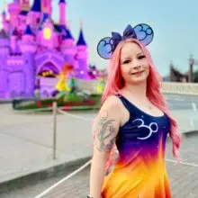 Steffie vor dem Sleeping Beauty Castle