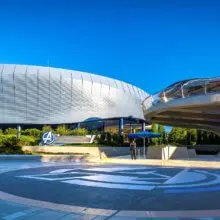 Der Avengers Campus mit dem Quinjet rechts und dem Gebäude von Avengers Assemble: Flight Force links im Bild