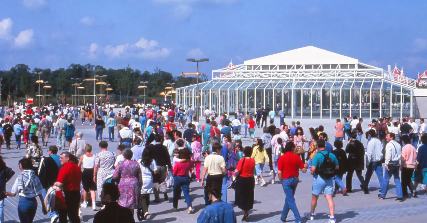 Platz im Disney Village Menschenmassen auf dem Vorplatz Disneyland Paris neben RER-Bahnhof