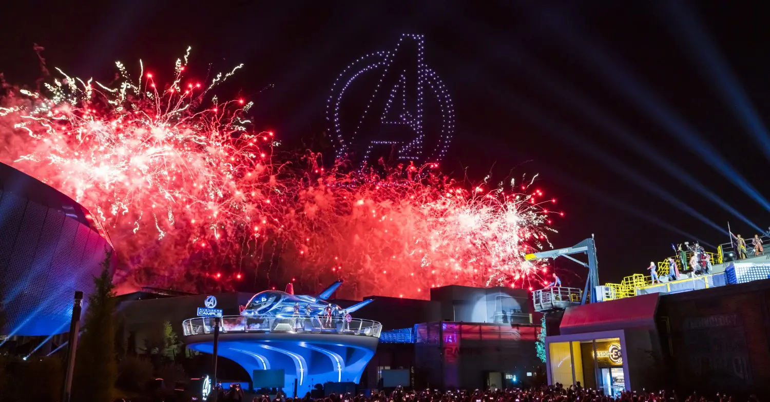 Feuerwerk am Avengers Campus Feuerwerk mit Drohnenshow und den Avengers am Quinjet zur Eröffnung des Avengers Campus
