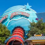 Blick auf den Eingangsbereich des Planet Hollywood restaurants im Disney Village mit einer riesigen Erdkugel an der Fassade