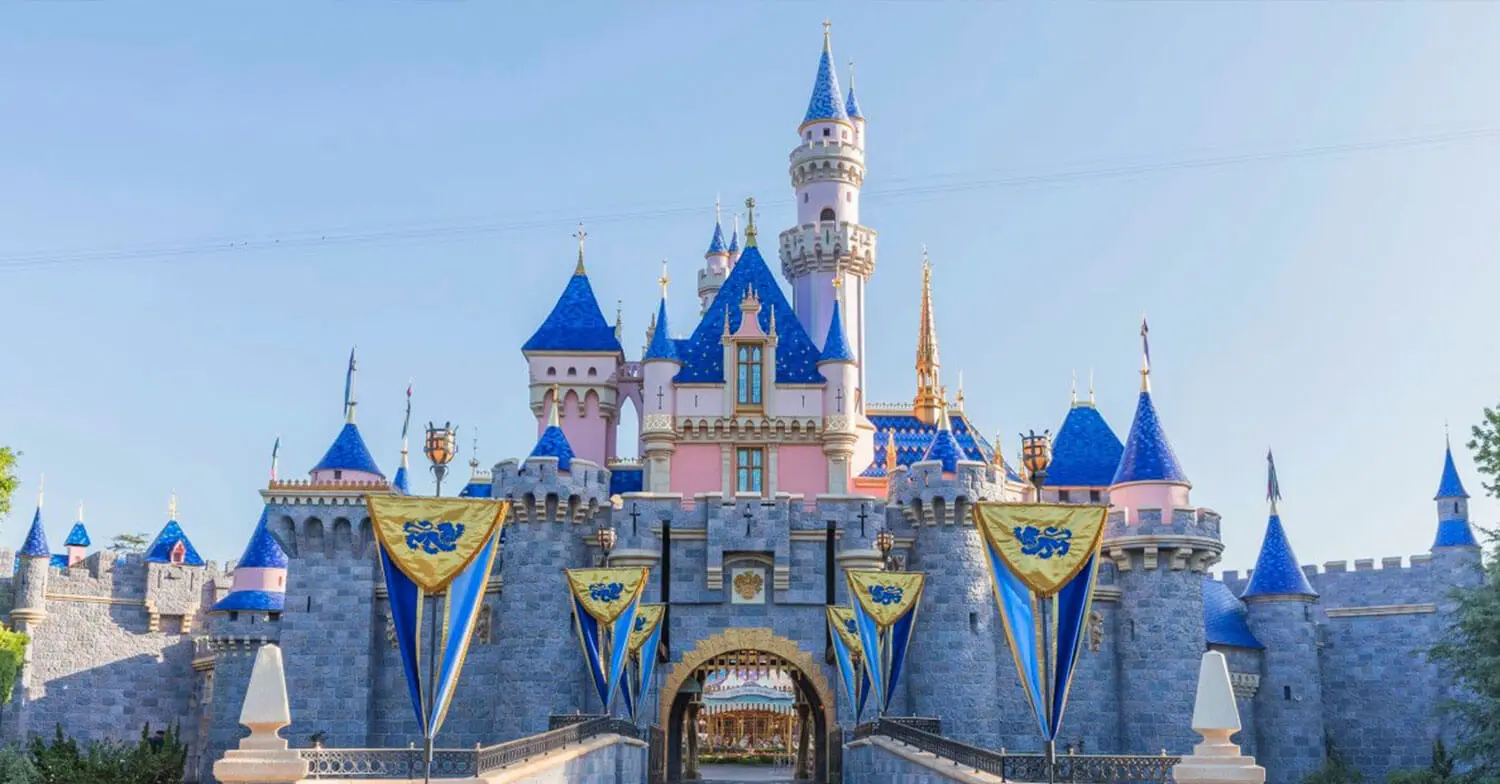 Disney Schloss mit blauen Turmspitzen in Disneyland Anaheim, nicht weit entfernt vom D23 Expo Parkpanel