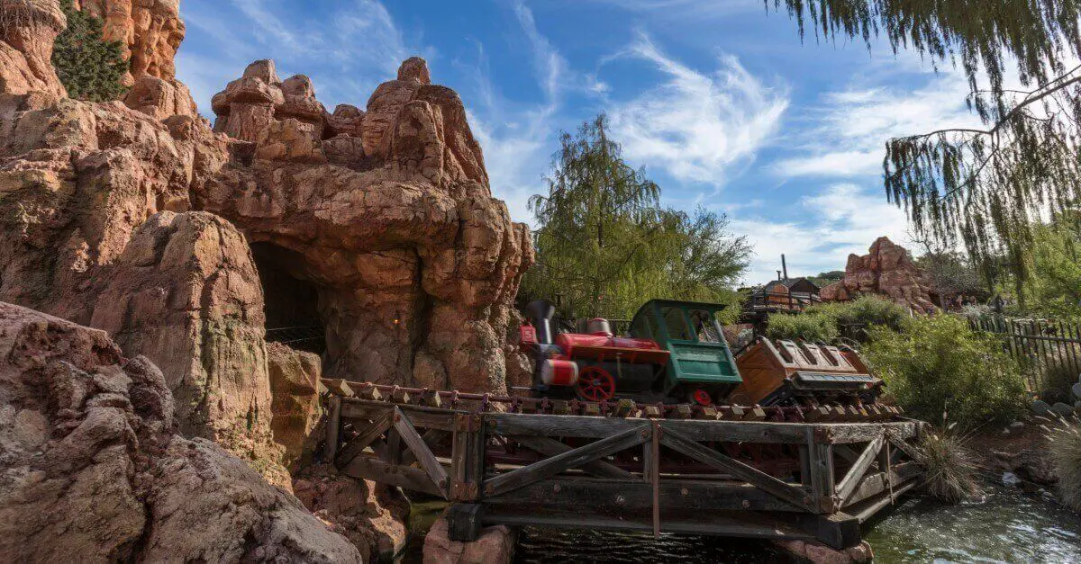 Bigh Thunder Mountain Achterbahn fährt in den Bergtunnel