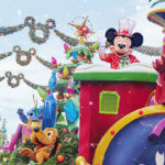 Weihnachten 2022 Mickeys Dazzling Christmas Parade mit Mickey und Pluto in einer Eisenbahn