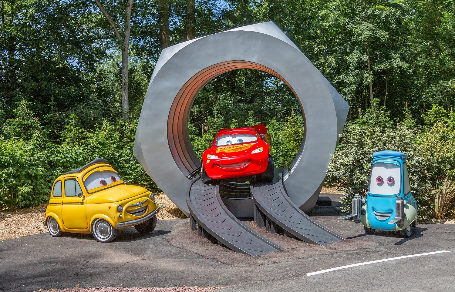 Figuren von Lightning McQueen und weiteren Fahrzeugen beim Cars Route 66 Road Trip in den Walt Disney Studios