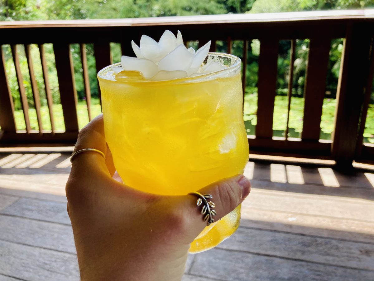Cocktail mit leuchtender Blüte