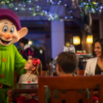 Seppl aus "Schneewittchen und die 7 Zwerge" beim Storybook Dining at Artist Point