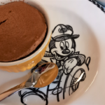 Schokoladensouffle in einem Förmchen auf einem Teller mit Mickey Mouse Motiv