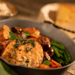 Platte mit veganen Hauptspeisen in Disney World