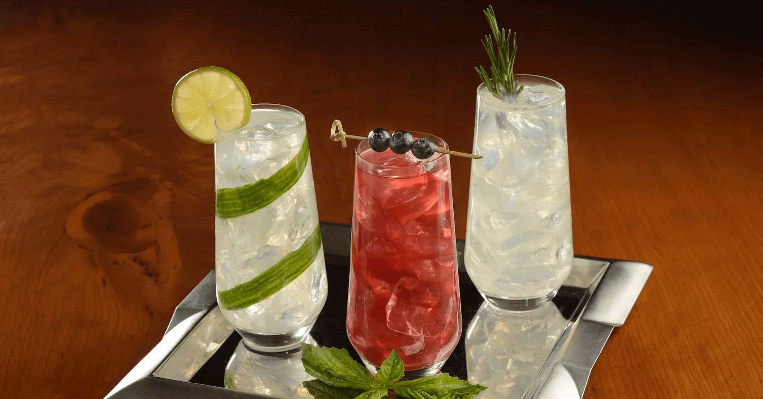 Drei verschiedene alkoholfreie Cocktails auf einem Tablett