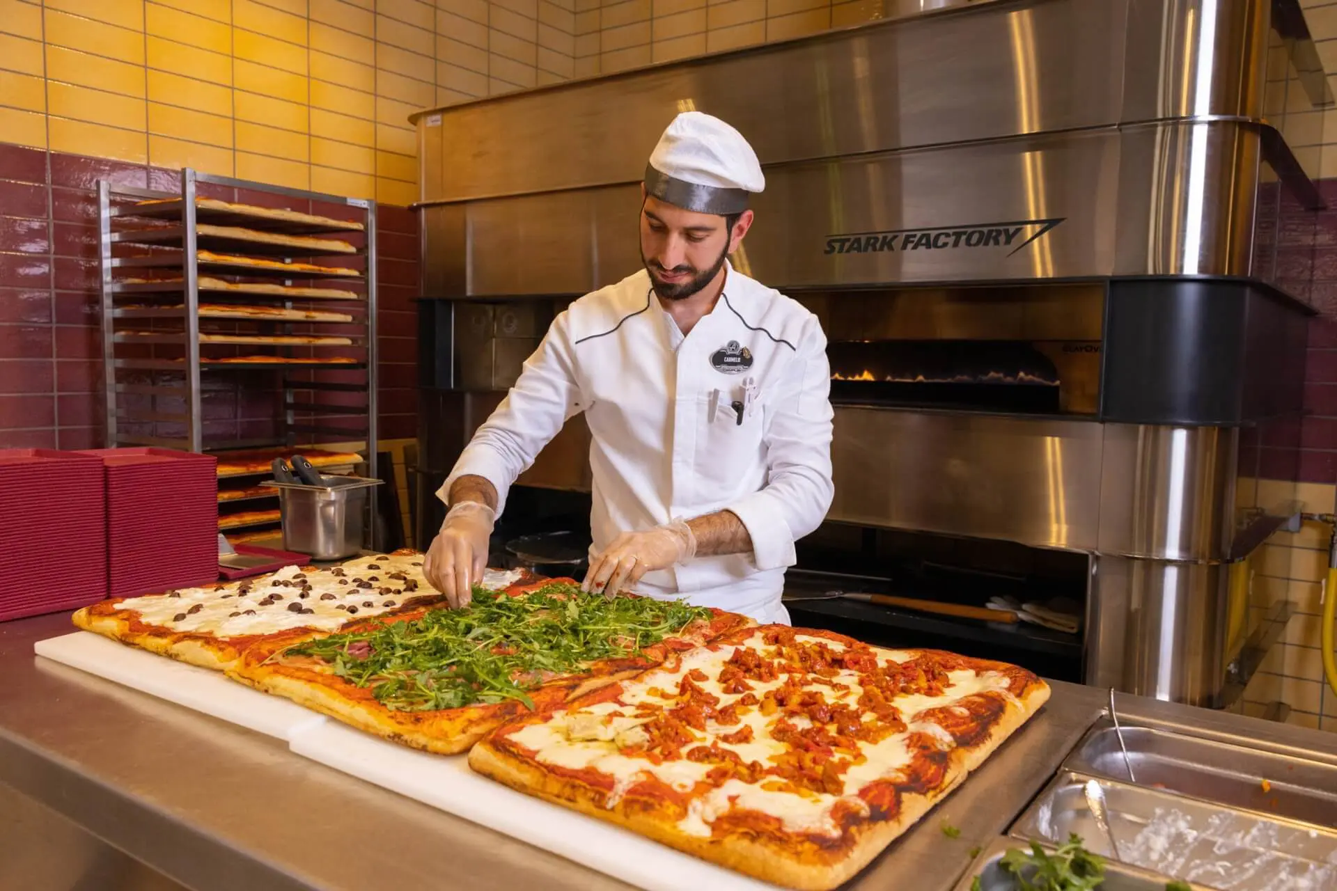 Pizza-Zubereitung in der Stark Factory im Avengers Campus