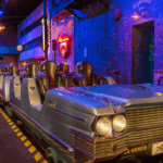 Leerer Wagen der Rock n Roller Coaster Achterbahn in Disney World