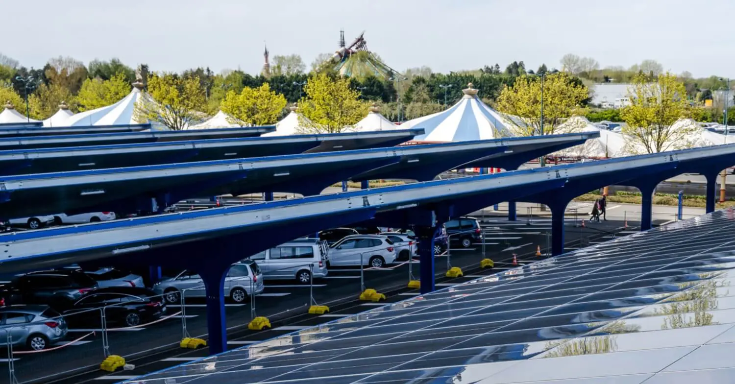 Bild der Photovoltaikanlage auf dem Parkplatz vom Disneyland Paris mit Solarpaneelen und parkenden Autos